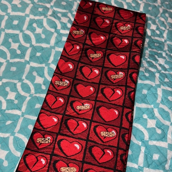 Vintage 1996 RM Style mens silk tie broken hearts with bandaids red black tan - Picture 3 of 9